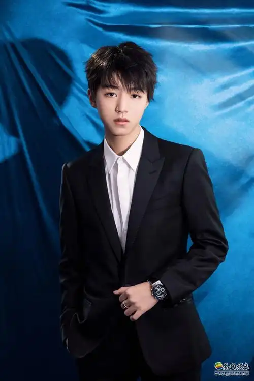 工作室曝光王俊凯近照黑色西装英气十足对镜浅笑融化少女春心