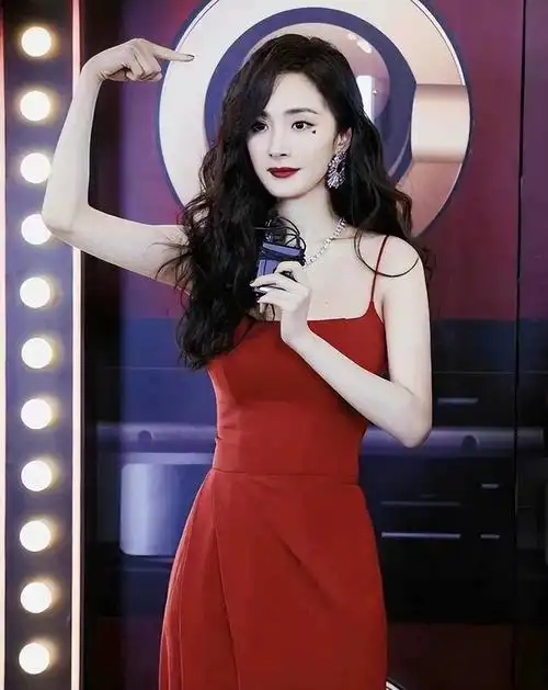 杨幂真不会让人失望穿吊带开叉裙配大波浪性感妩媚太美了