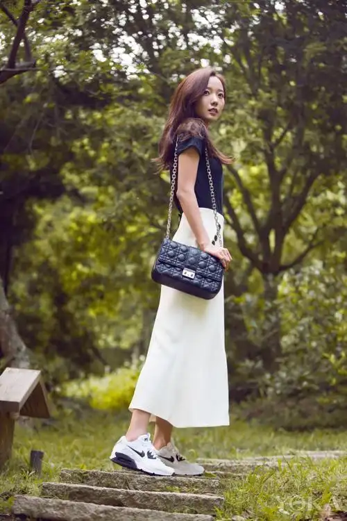 王珞丹——简单黑白风搭配格纹链条包表现出都市淑女风范,白色运动鞋
