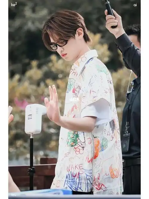 黄明昊  身着#mithridate  稚趣彩绘外套,亮相节目#全力以赴的行动派