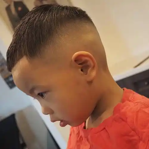 2024夏季小男孩发型来了,两侧铲短很百变,剪完真帅气