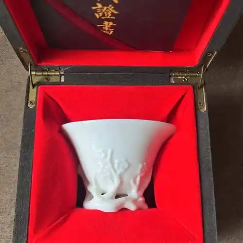 德化窑雕塑仿古折枝梅花杯,与古器对话向古器学习_陶瓷_杯子_瓷器