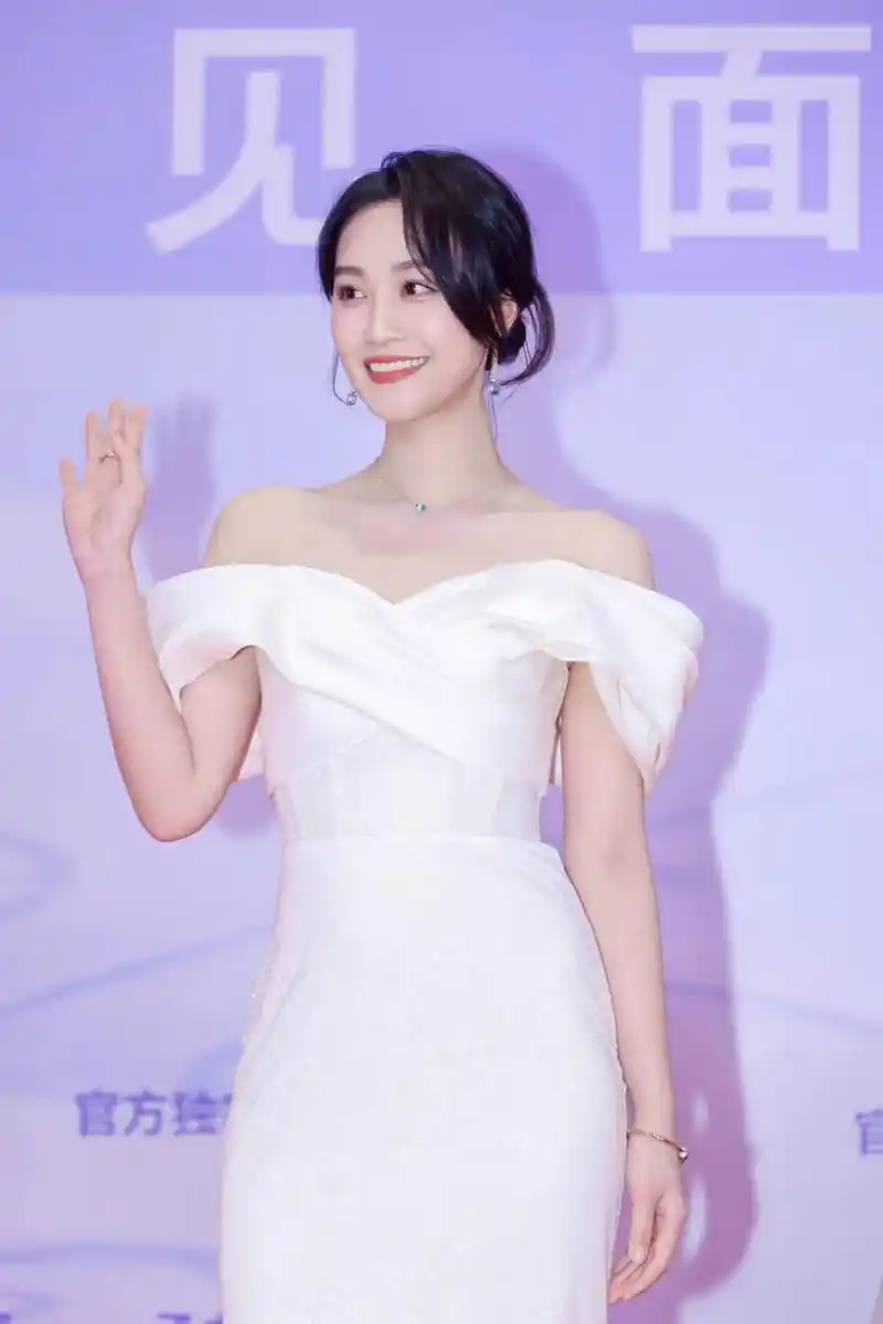 蓝盈莹电视剧大数据盛典红毯造型,身材完美,白色礼服穿在身上感觉在