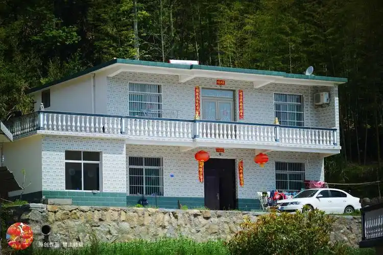 山脚下,"三户连"的房子.农村路边的这栋房子,漂亮吗?两栋房子虽然