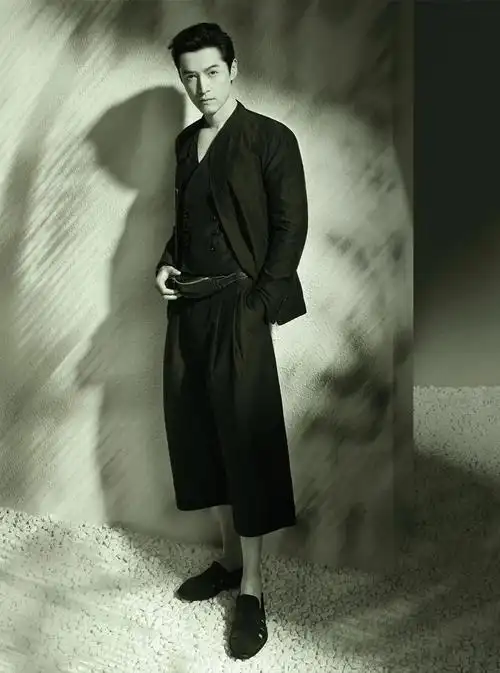 胡歌演绎全新giorgioarmani2021春夏系列广告大片赋色经典从容开场