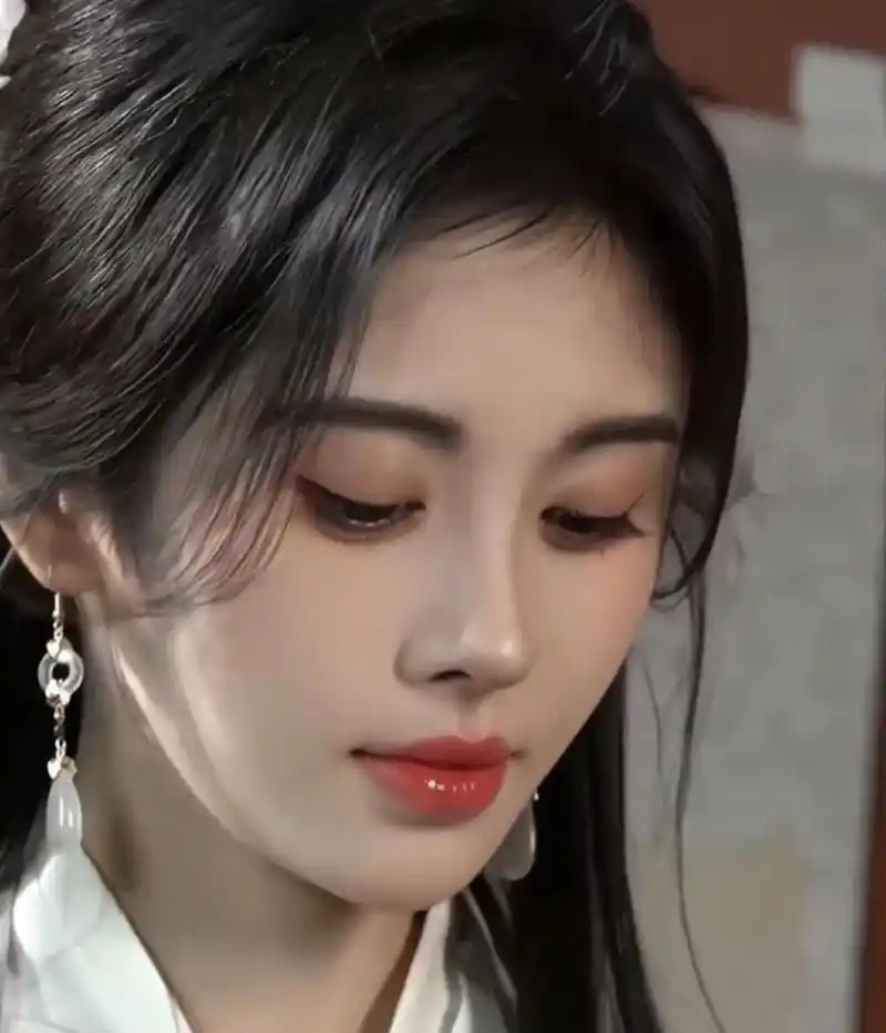 鞠婧祎清能不能顶着这个造型演一回清冷白月光,这身妆造简直仙品 !