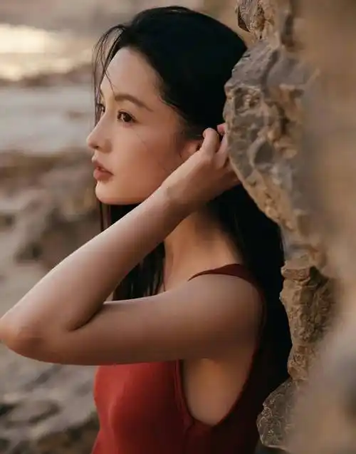 李沁自然之境双生花大片,白月光与红玫瑰相碰撞,演绎清冷与炙热