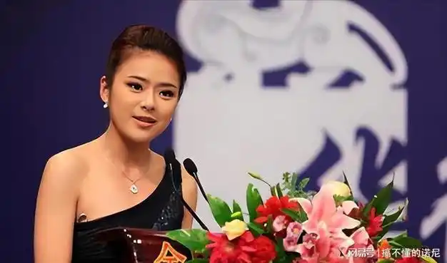 主持人陈辰罕晒全家福41岁高龄生子与小3岁老公似姐弟