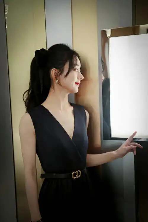 赵丽颖给生活比个耶##赵丽颖的黑色手套##赵丽颖的黑色手套