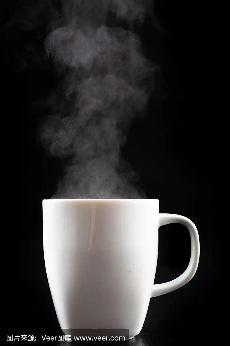 白色杯子和水蒸气.新煮的热饮.黑色背景.