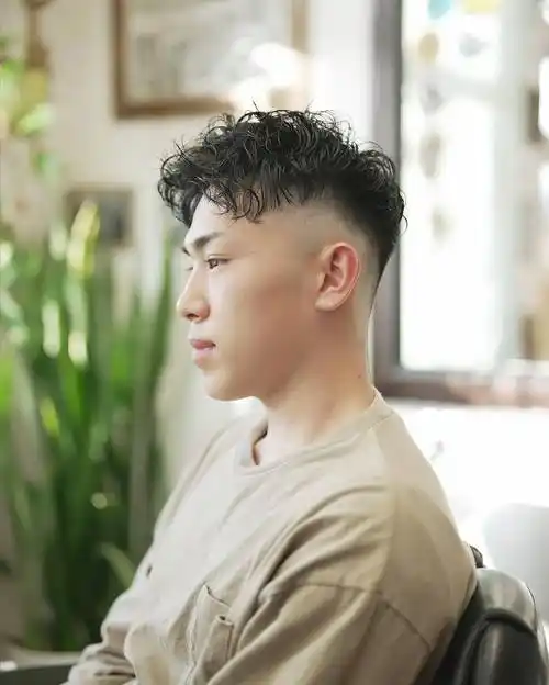 男发别乱剪,周边铲短头顶烫卷正流行,男士新选择引领潮流风尚