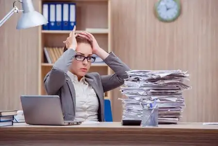 忙碌紧张女秘书在办公室的胁迫下愤怒紧张的女人紧张的女性候选人与