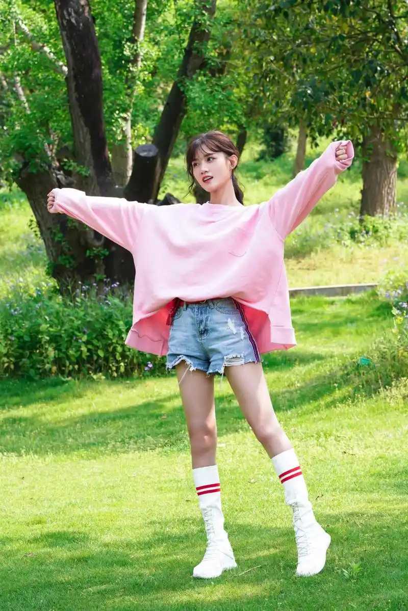 她被《创造101》淘汰,今穿复古风套装裙扎麻花辫,俏皮清纯|陈意涵