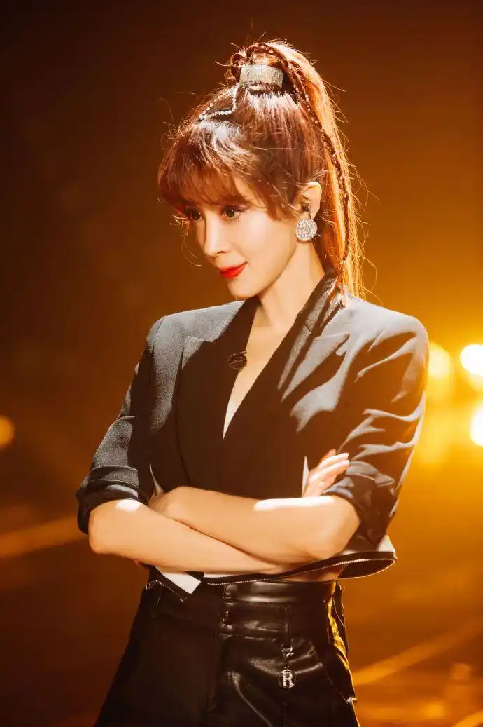 金巧巧高马尾造型