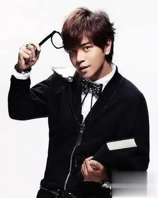 罗志祥经典发型一这款斜庞克发型,将刘海稍稍烫出波浪非常时尚,二八分