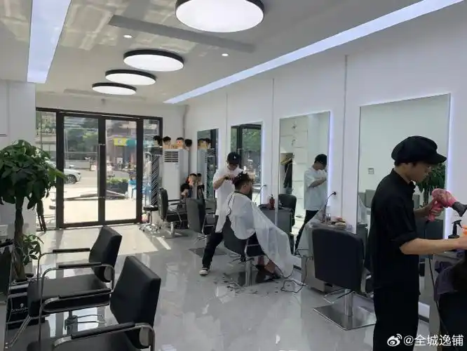 s青羊两个小区门口精装美发店转让可空转(全业态)地址:青羊区黄土街76