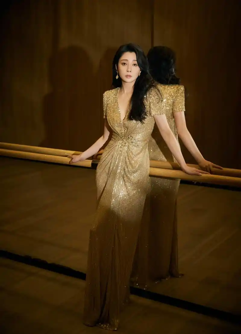 殷桃金色礼服太美了