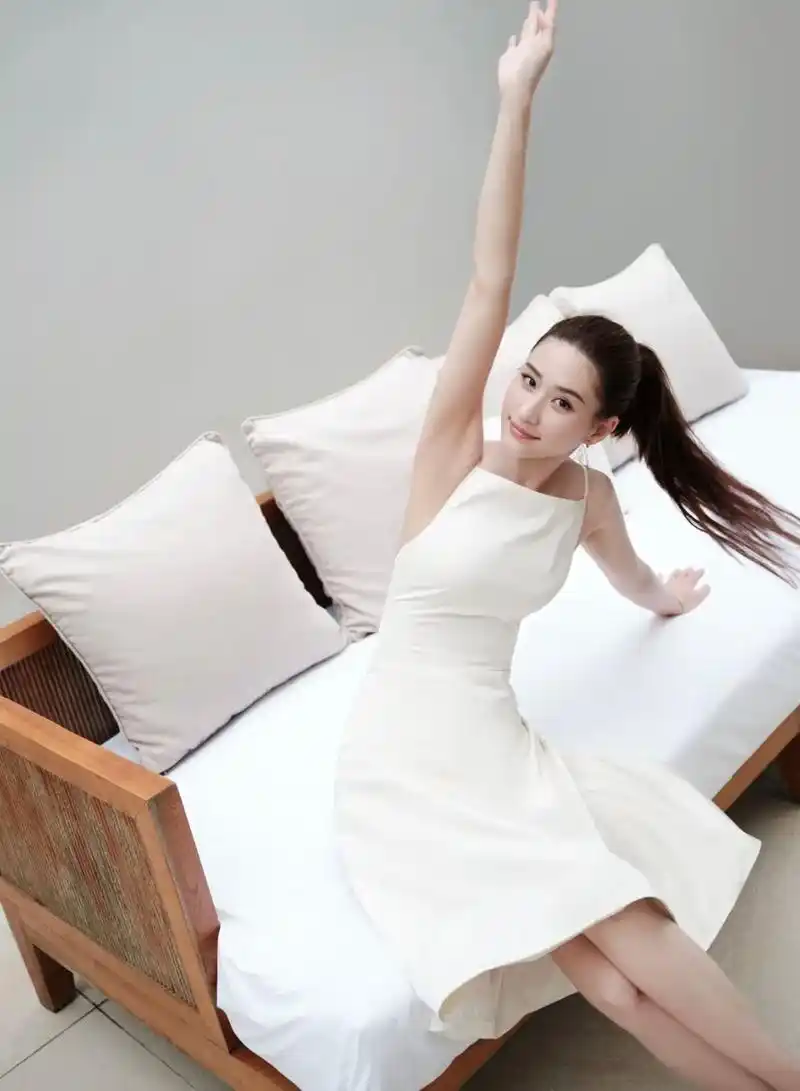 有钱有颜有身材!何超莲大秀海边清凉照美到爆,窦骁算是娶到宝了