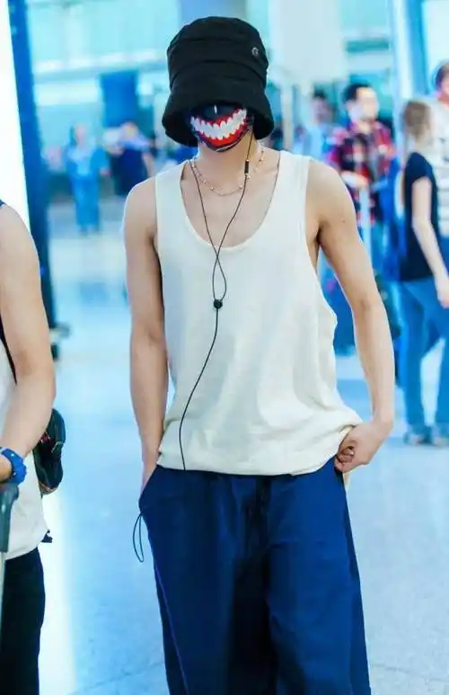 华晨宇好时髦,穿老头背心大裤衩配拖鞋意外好看,肌肉身材太吸睛_白色