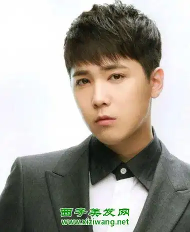 大圆脸男生齐刘海发型图片