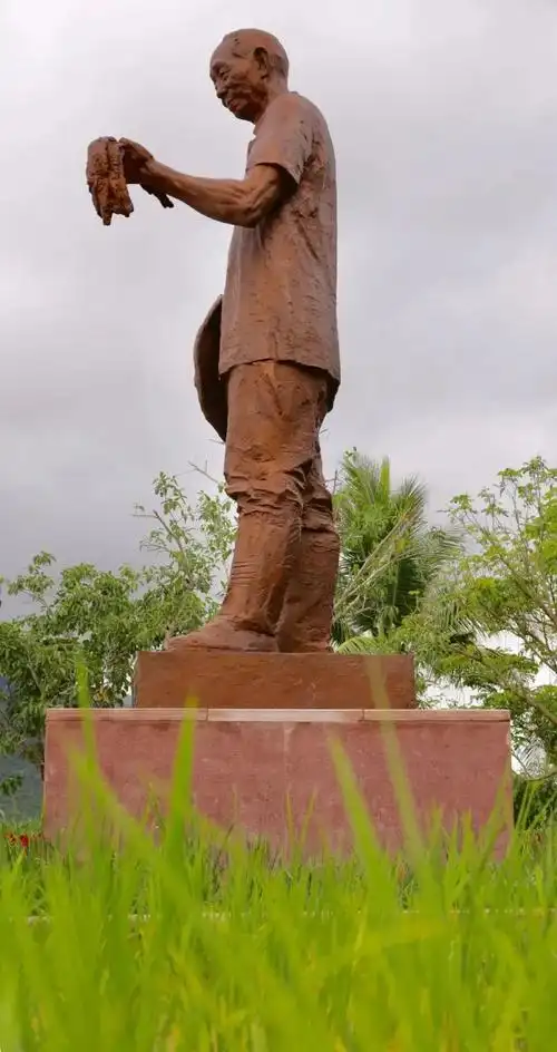 今天,袁隆平铜像在三亚水稻公园落成揭幕