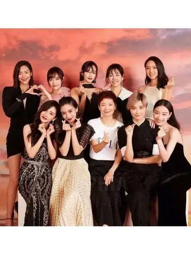 网红和倪妮合照好尬啊,被p出了抠图的感觉?