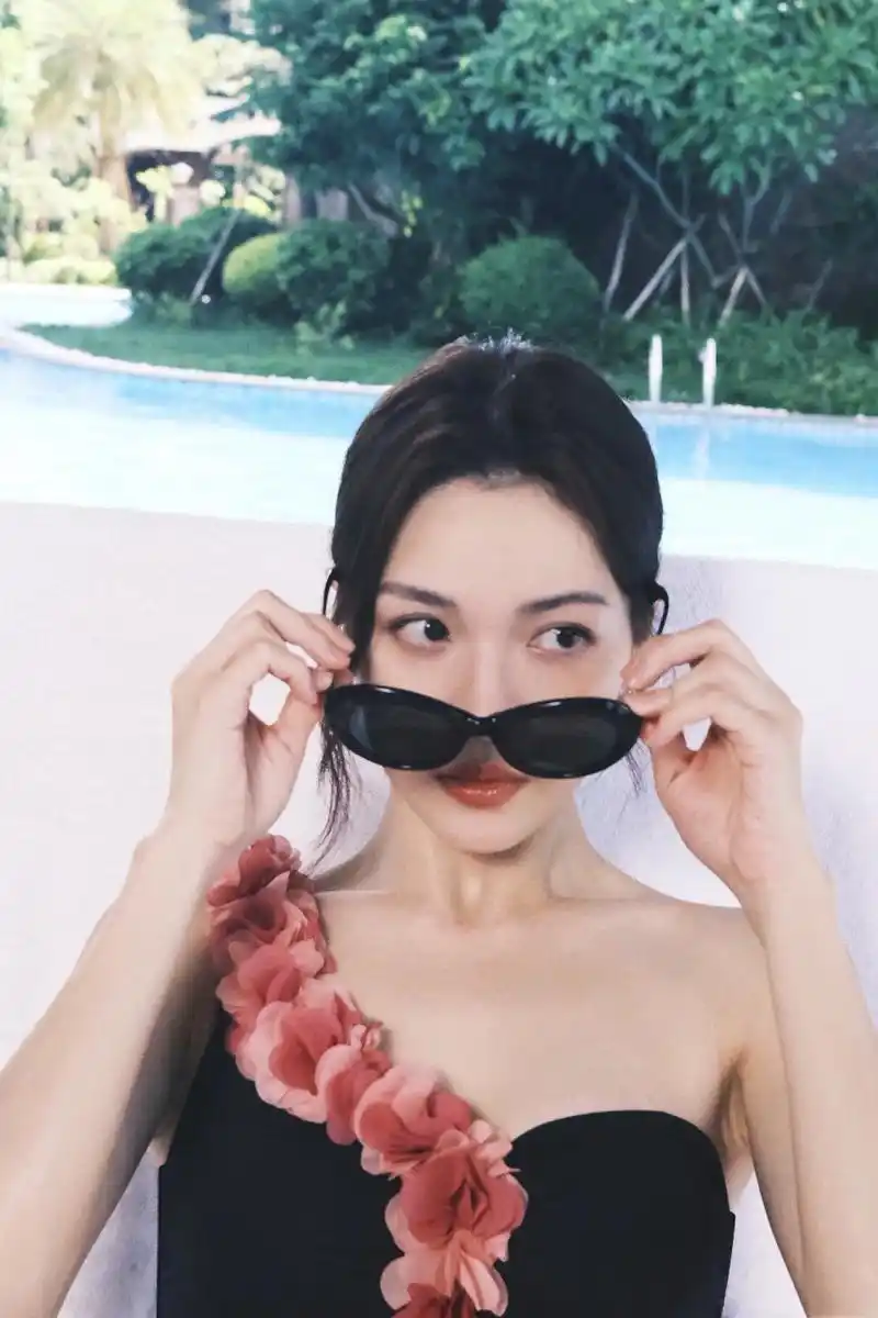 钟楚曦海边度假泳装照,如海风轻拂,带来一份自然的美丽.