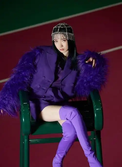 孟美岐新歌舞台造型挑战紫色过膝靴大秀长腿又a又飒