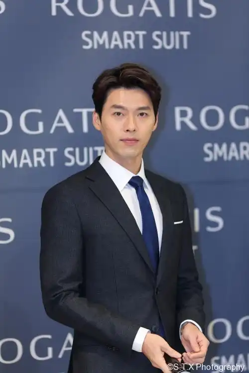 玄彬举办粉丝签名会西装革履帅气吸睛