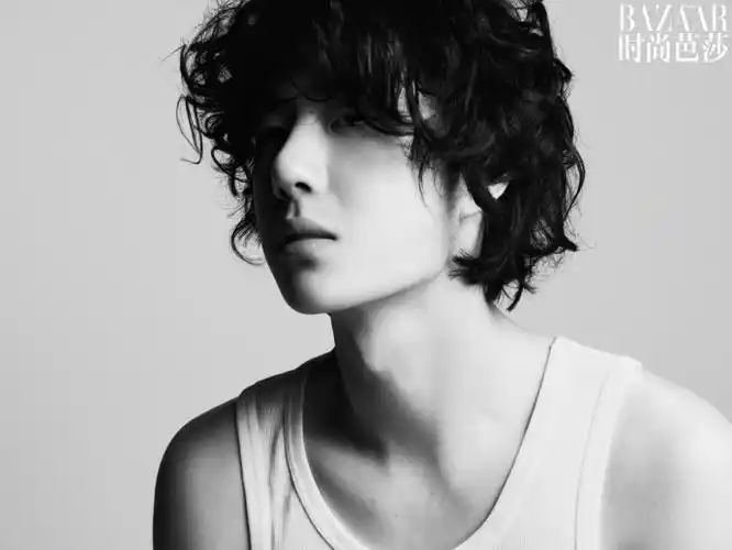 时尚芭莎 王一博##王一博素颜大片##封面大赏##王一博卷毛吐舌