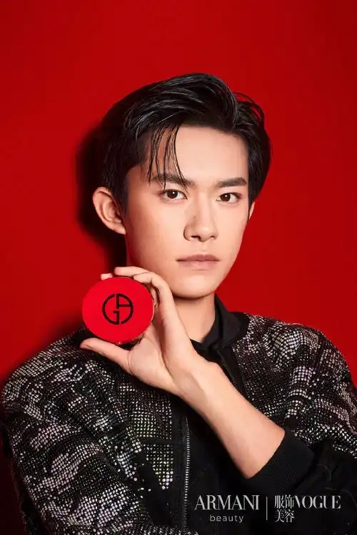 简介:易烊千玺阿玛尼彩妆代言写真图片,分享一组易烊千玺图片给大家