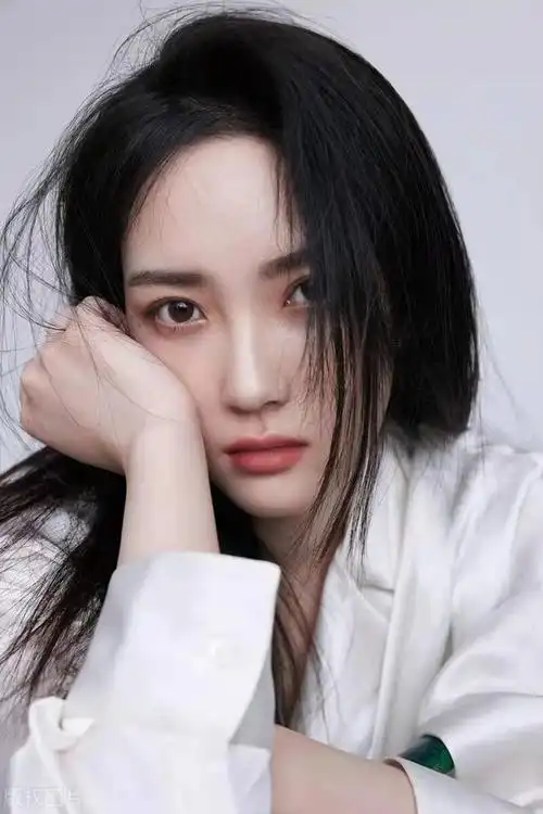 赵嘉敏写真照释出穿白色真丝衬衫齐肩长发飘逸动人