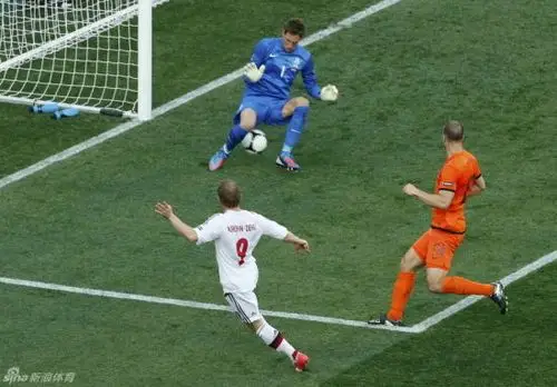 丹麦小卒小丑般戏耍荷兰硬汉 送胯下之辱_国际足球-英格兰_新浪竞技