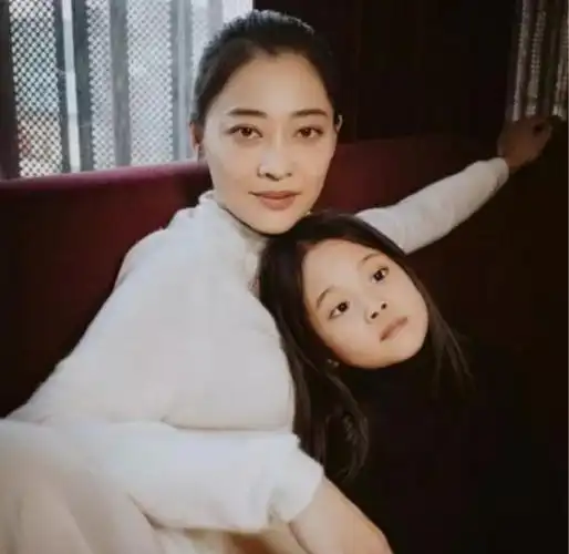 梅婷10岁女儿再演电影搭档宋佳赵又廷等演技派大合照站位抢镜