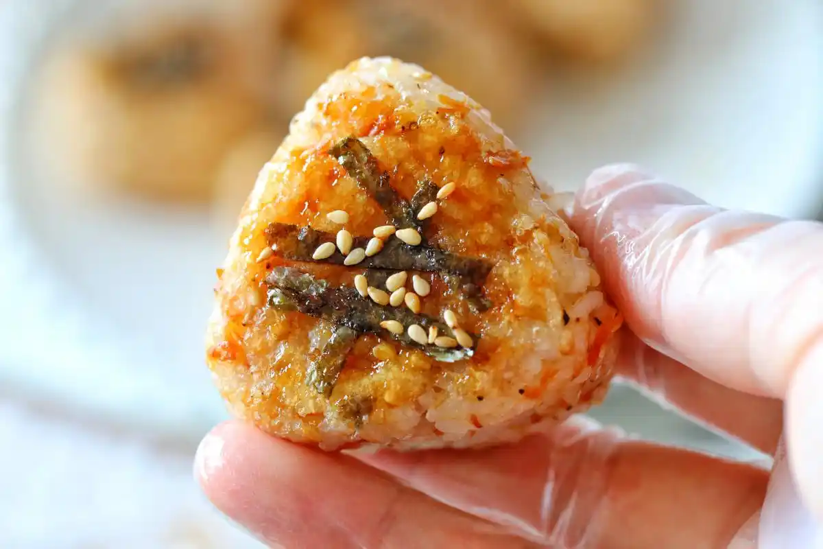 天气暖和,郊外野餐必备自制饭团,外面脆脆的特别香,全家都喜欢_白芝麻