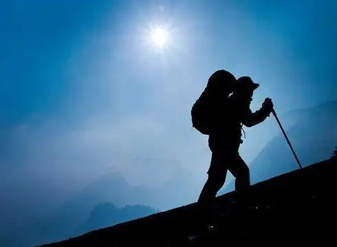 独行者向往着远方和自由