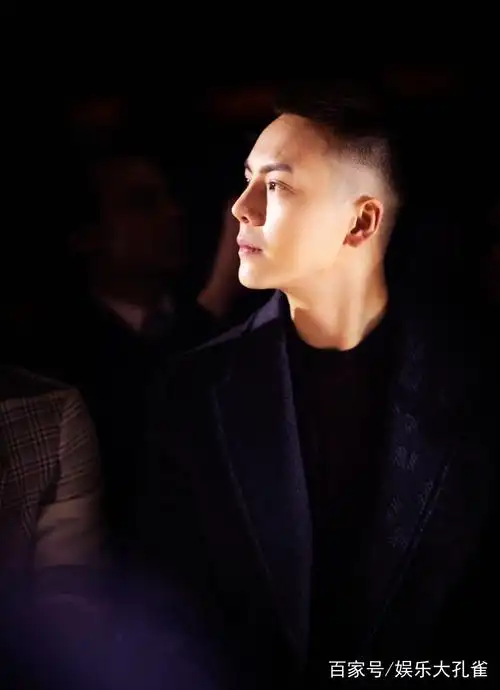 陈伟霆出席秀场,一身休闲西装霸气十足