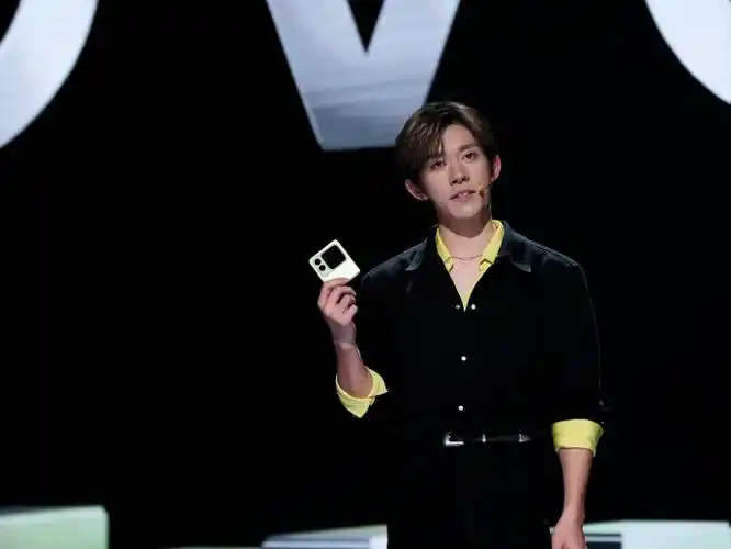 易烊千玺拍了拍自己##易烊千玺和自己合拍