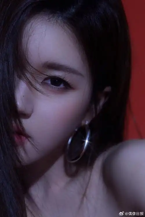 赵露思脖子上戴了花##赵露思情人节大片