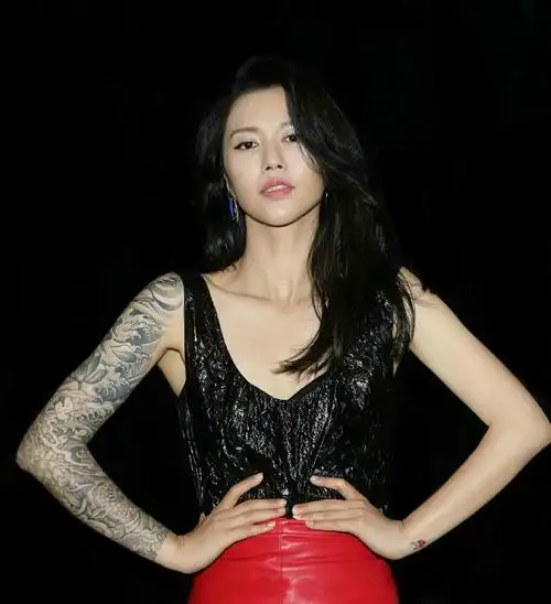 谭维维穿西装配运动裤现身,露花臂纹身惹争议,网友:欣赏不来!