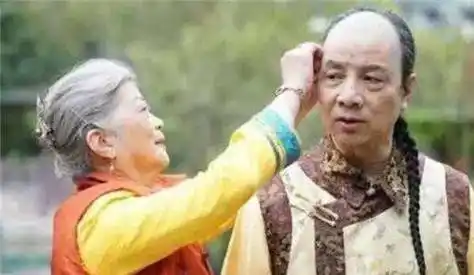 他自称多尔衮十世孙,发誓不娶汉女,扬言要国家归还故宫!