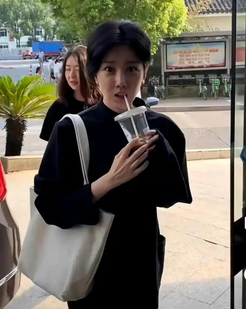 剪了短头发的陈小纭和鹿晗真像 尤其最后一张