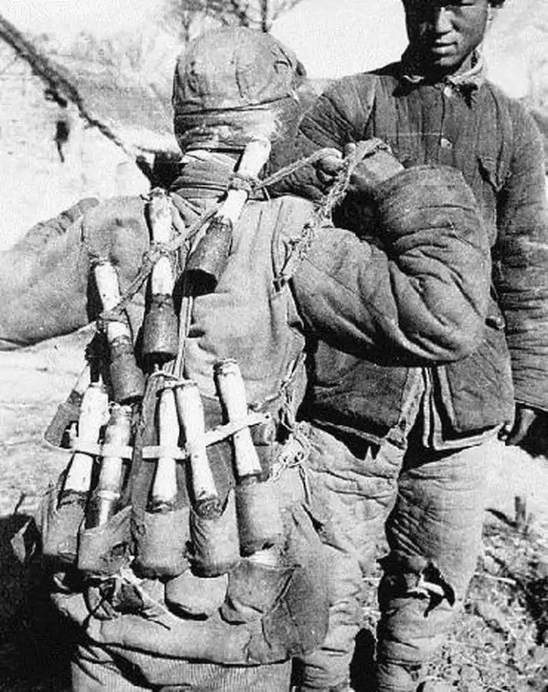 身上绑了这么多手榴弹.