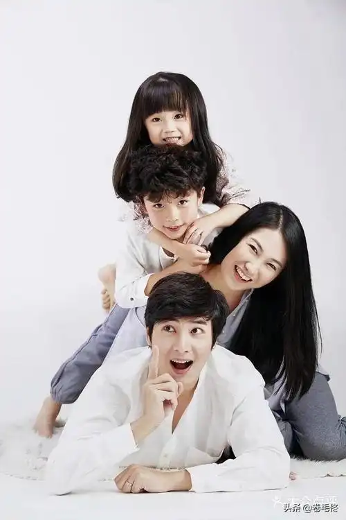 过年全家福拍照姿势(怎样拍全家福照片)