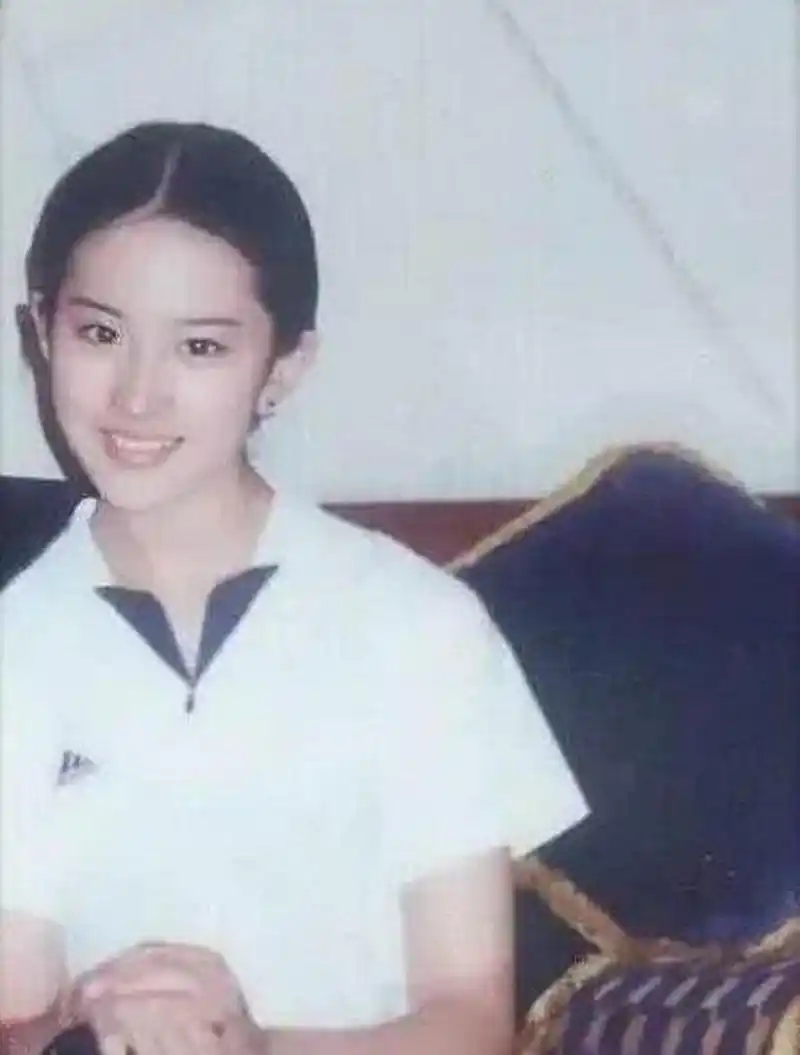 无意中翻到刘亦菲小时候以及大学时期的照片. 我承认,我还是惊艳了!