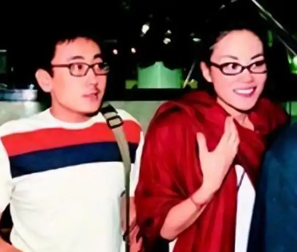 结巴少年逆袭成名嘴主持!被多段恋情绯闻缠身,为何如今依旧单身