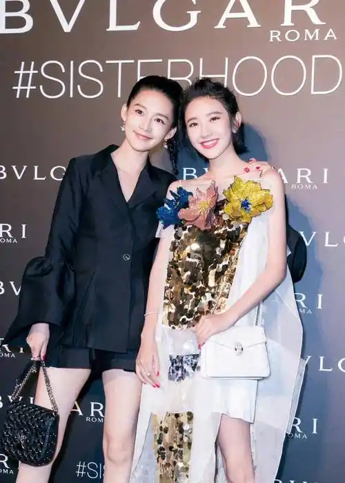 唐艺昕与李沁相约重庆,4岁女儿罕露面,嘴巴超像张若昀身高瞩目