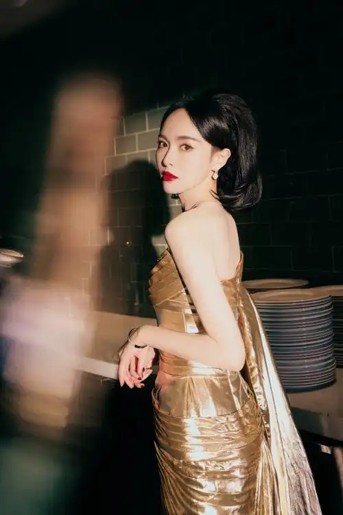 唐嫣超话96#微博之夜#光影点亮金色浪漫,摩登撞色,鎏光盈盈,优雅不