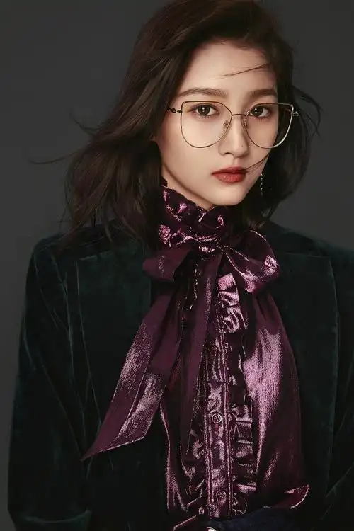 明星关晓彤,代表作品包括一仆二主/春蕾绽放/洛克王国大电影4:出发!