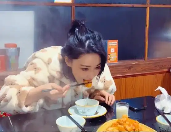 张馨予穿睡衣聚餐单腿上炕坐姿像大佬吃地瓜烫得直叫还吐出来